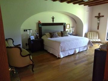 Residencia con acabados de lujo en encino americano y cantera | Amplios espacios, jardín y alberca privada