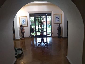 Residencia con acabados de lujo en encino americano y cantera | Amplios espacios, jardín y alberca privada