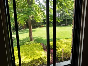Residencia con acabados de lujo en encino americano y cantera | Amplios espacios, jardín y alberca privada