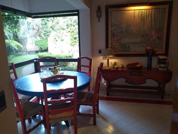 Residencia con acabados de lujo en encino americano y cantera | Amplios espacios, jardín y alberca privada