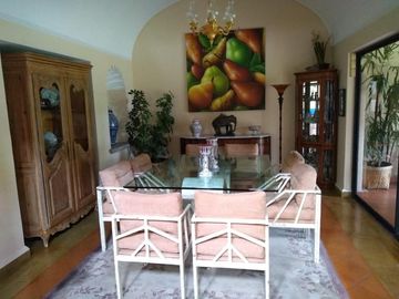 Residencia con acabados de lujo en encino americano y cantera | Amplios espacios, jardín y alberca privada