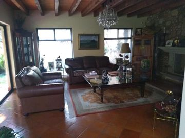 Residencia con acabados de lujo en encino americano y cantera | Amplios espacios, jardín y alberca privada