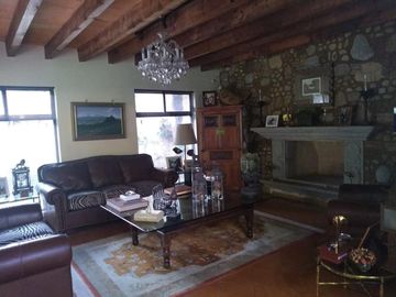 Residencia con acabados de lujo en encino americano y cantera | Amplios espacios, jardín y alberca privada