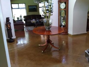 Residencia con acabados de lujo en encino americano y cantera | Amplios espacios, jardín y alberca privada
