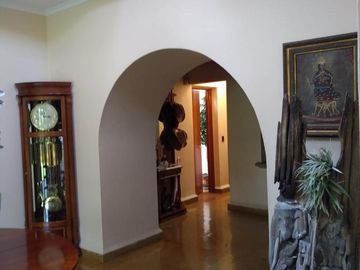 Residencia con acabados de lujo en encino americano y cantera | Amplios espacios, jardín y alberca privada