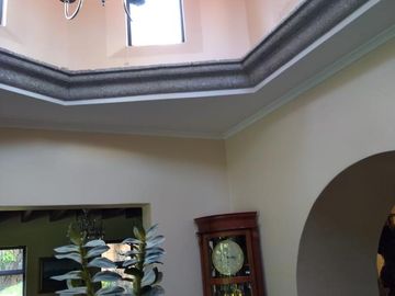 Residencia con acabados de lujo en encino americano y cantera | Amplios espacios, jardín y alberca privada