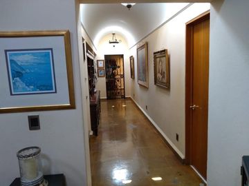 Residencia con acabados de lujo en encino americano y cantera | Amplios espacios, jardín y alberca privada