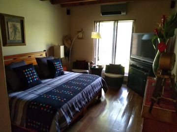 Residencia con acabados de lujo en encino americano y cantera | Amplios espacios, jardín y alberca privada