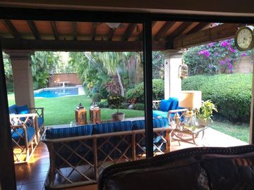 Residencia con acabados de lujo en encino americano y cantera | Amplios espacios, jardín y alberca privada