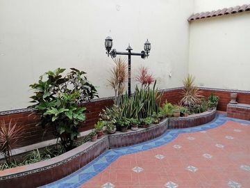 CASA EN VENTA EN  ZONA INMEJORABLE DE MIRAFLORES