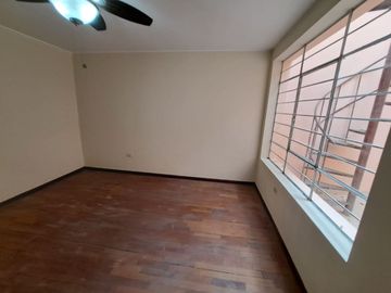 VENDO  1ER PISO - TIPO CASA INDEPENDIENTE INDEPENDIENTE - AV. LA MOLINA CON SANTA PATRICIA LA MOLINA