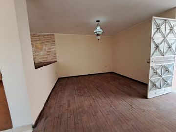 VENDO  1ER PISO - TIPO CASA INDEPENDIENTE INDEPENDIENTE - AV. LA MOLINA CON SANTA PATRICIA LA MOLINA