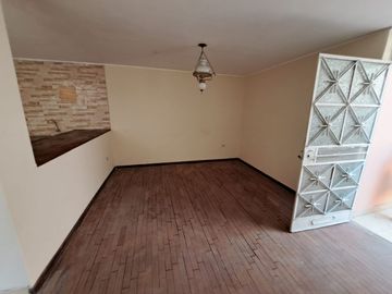 VENDO  1ER PISO - TIPO CASA INDEPENDIENTE INDEPENDIENTE - AV. LA MOLINA CON SANTA PATRICIA LA MOLINA