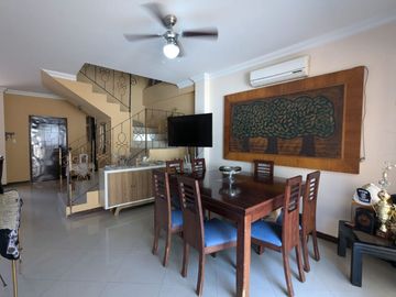 SE VENDE CASA EN URB. PORTAL AL SOL