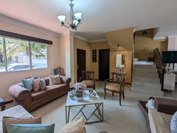 SE VENDE CASA EN URB. PORTAL AL SOL