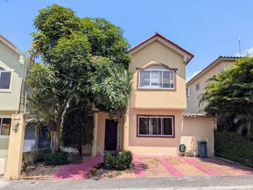 SE VENDE CASA EN URB. PORTAL AL SOL