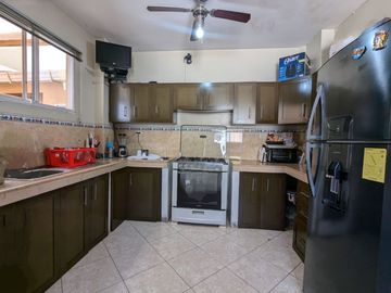SE VENDE CASA EN URB. PORTAL AL SOL