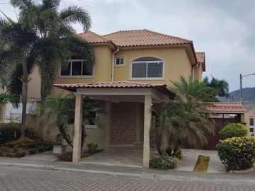 VENTA DE CASA ESQUINERA EN URB. PORTAL AL SOL
