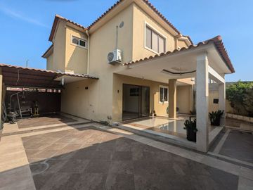 VENTA DE CASA ESQUINERA EN URB. PORTAL AL SOL