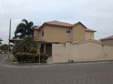 VENTA DE CASA ESQUINERA EN URB. PORTAL AL SOL