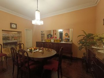 Amplia casa en venta en la urbanización Santa Beatriz, Cercado de Lima