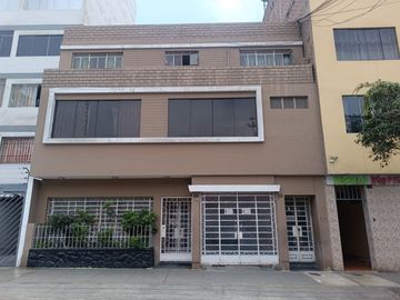 Amplia casa en venta en la urbanización Santa Beatriz, Cercado de Lima