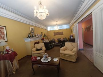 Amplia casa en venta en la urbanización Santa Beatriz, Cercado de Lima
