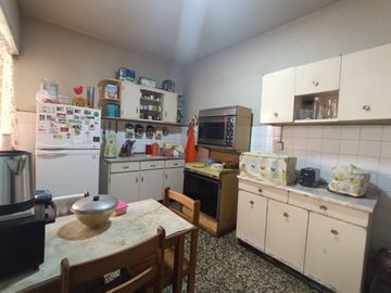 Amplia casa en venta en la urbanización Santa Beatriz, Cercado de Lima