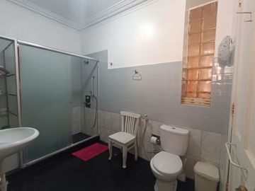 Amplia casa en venta en la urbanización Santa Beatriz, Cercado de Lima
