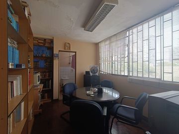 Amplia casa en venta en la urbanización Santa Beatriz, Cercado de Lima