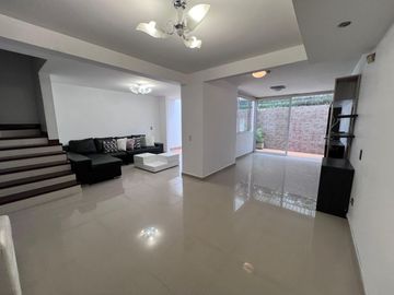 Venta de casa en el ingenio unidad con piscina.