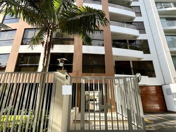 VENDO LINDO DEPARTAMENTO, DE 4 DORMITORIOS Y SÚPER ÁREA Ubicado en la mejor zona de San Isidro.