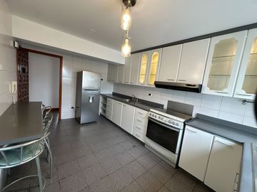 VENDO LINDO DEPARTAMENTO, DE 4 DORMITORIOS Y SÚPER ÁREA Ubicado en la mejor zona de San Isidro.