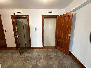 VENDO LINDO DEPARTAMENTO, DE 4 DORMITORIOS Y SÚPER ÁREA Ubicado en la mejor zona de San Isidro.
