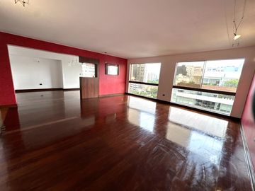 VENDO LINDO DEPARTAMENTO, DE 4 DORMITORIOS Y SÚPER ÁREA Ubicado en la mejor zona de San Isidro.