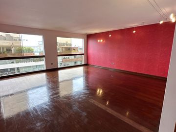 VENDO LINDO DEPARTAMENTO, DE 4 DORMITORIOS Y SÚPER ÁREA Ubicado en la mejor zona de San Isidro.