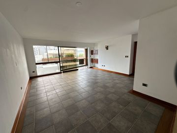 VENDO LINDO DEPARTAMENTO, DE 4 DORMITORIOS Y SÚPER ÁREA Ubicado en la mejor zona de San Isidro.