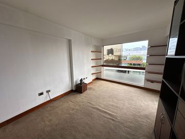 VENDO LINDO DEPARTAMENTO, DE 4 DORMITORIOS Y SÚPER ÁREA Ubicado en la mejor zona de San Isidro.