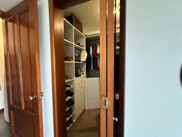 VENDO LINDO DEPARTAMENTO, DE 4 DORMITORIOS Y SÚPER ÁREA Ubicado en la mejor zona de San Isidro.