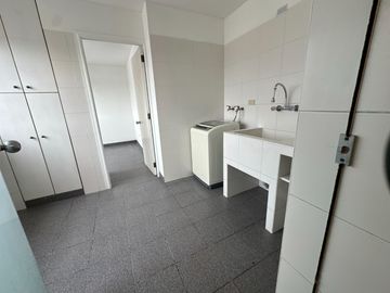 VENDO LINDO DEPARTAMENTO, DE 4 DORMITORIOS Y SÚPER ÁREA Ubicado en la mejor zona de San Isidro.