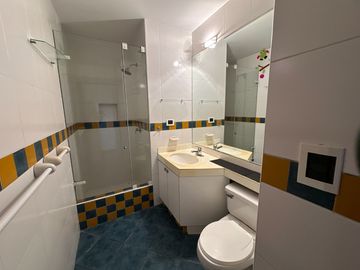 VENDO LINDO DEPARTAMENTO, DE 4 DORMITORIOS Y SÚPER ÁREA Ubicado en la mejor zona de San Isidro.