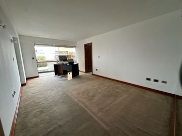VENDO LINDO DEPARTAMENTO, DE 4 DORMITORIOS Y SÚPER ÁREA Ubicado en la mejor zona de San Isidro.
