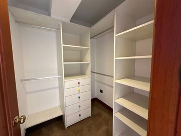 VENDO LINDO DEPARTAMENTO, DE 4 DORMITORIOS Y SÚPER ÁREA Ubicado en la mejor zona de San Isidro.