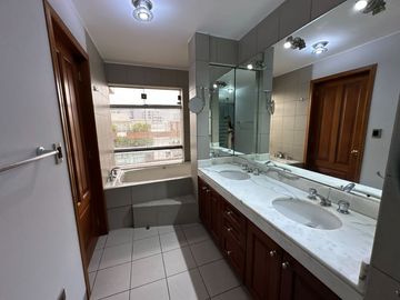 VENDO LINDO DEPARTAMENTO, DE 4 DORMITORIOS Y SÚPER ÁREA Ubicado en la mejor zona de San Isidro.