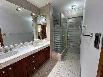 VENDO LINDO DEPARTAMENTO, DE 4 DORMITORIOS Y SÚPER ÁREA Ubicado en la mejor zona de San Isidro.