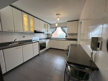 VENDO LINDO DEPARTAMENTO, DE 4 DORMITORIOS Y SÚPER ÁREA Ubicado en la mejor zona de San Isidro.