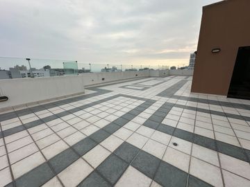 VENDO LINDO DEPARTAMENTO, DE 4 DORMITORIOS Y SÚPER ÁREA Ubicado en la mejor zona de San Isidro.