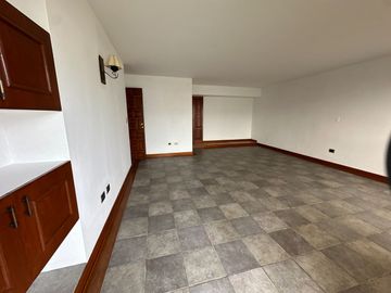 VENDO LINDO DEPARTAMENTO, DE 4 DORMITORIOS Y SÚPER ÁREA Ubicado en la mejor zona de San Isidro.