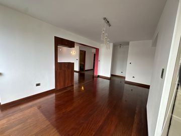 VENDO LINDO DEPARTAMENTO, DE 4 DORMITORIOS Y SÚPER ÁREA Ubicado en la mejor zona de San Isidro.