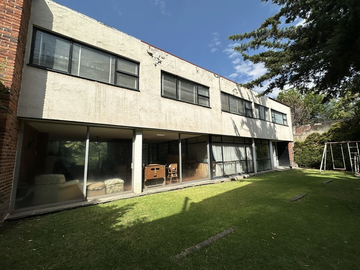 CASA EN LOMAS DE CHAPULTEPEC GANADORA DE PREMIOS EN CALLE SIN VECINOS ENFRENTE